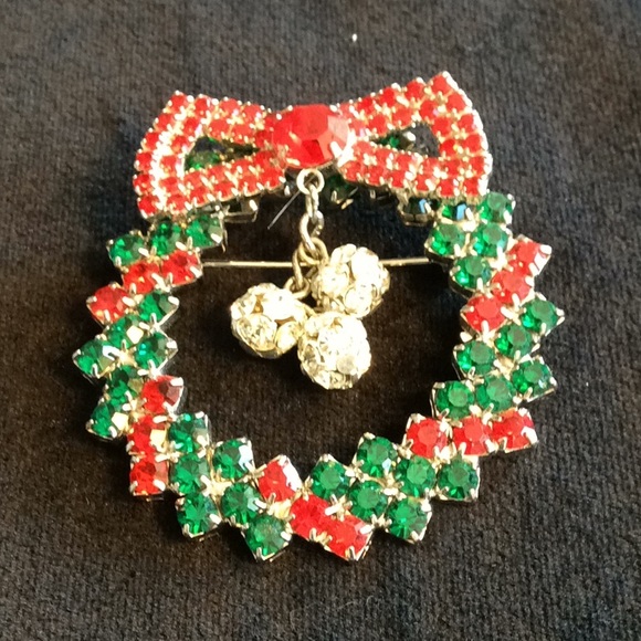Vintage New Christmas Wreath Brooch w/3 Dangles - Picture 3 of 4